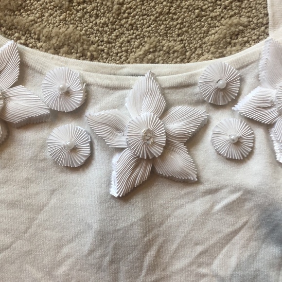 Top with flowers - Picture 2 of 4